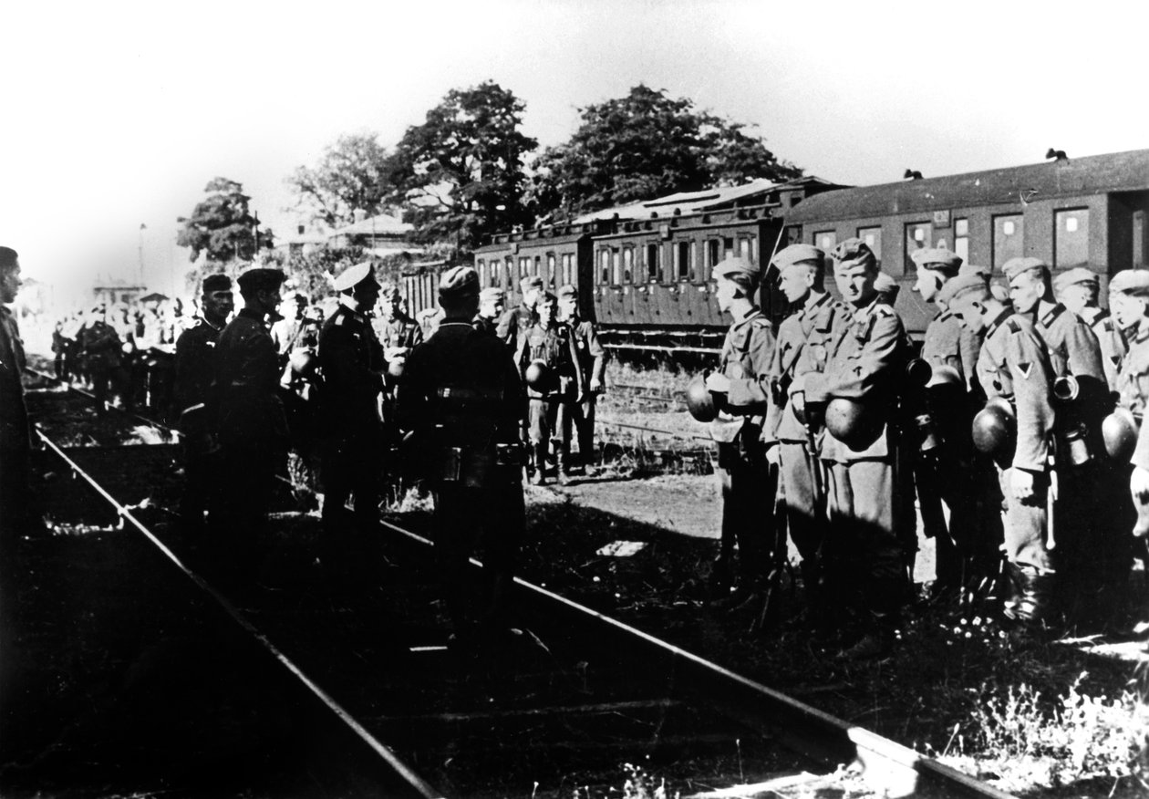 Tyske soldater venter på transport på en jernbanestasjon i Paris-forstedene, august 1940 av Unbekannt