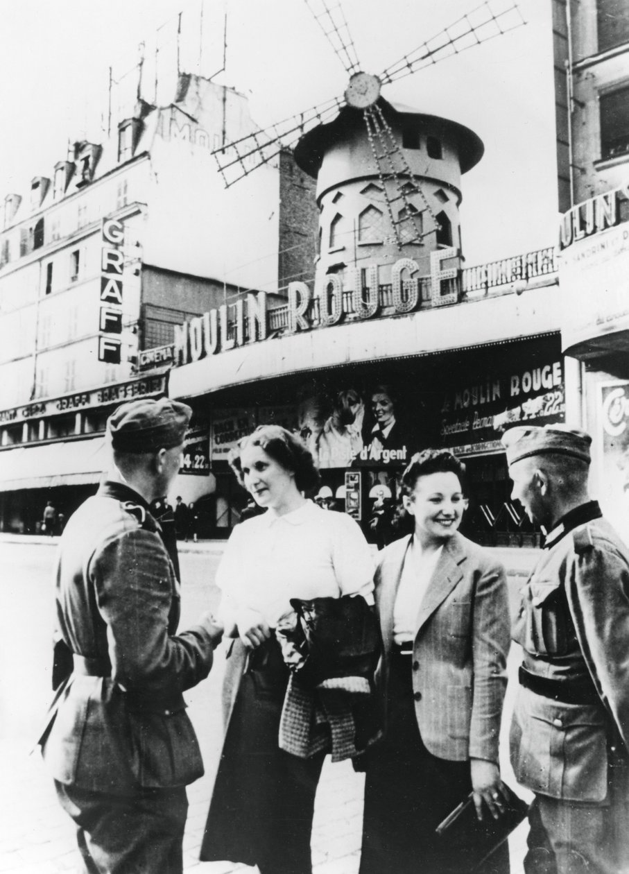 Tyske soldater pratet med franske kvinner utenfor Moulin Rouge, okkuperte Paris, juni 1940 av Unbekannt