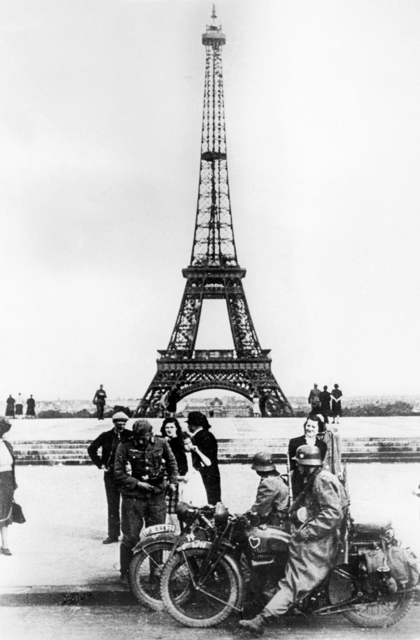 Tyske soldater foran Eiffeltårnet, Paris, 1940 av Unbekannt