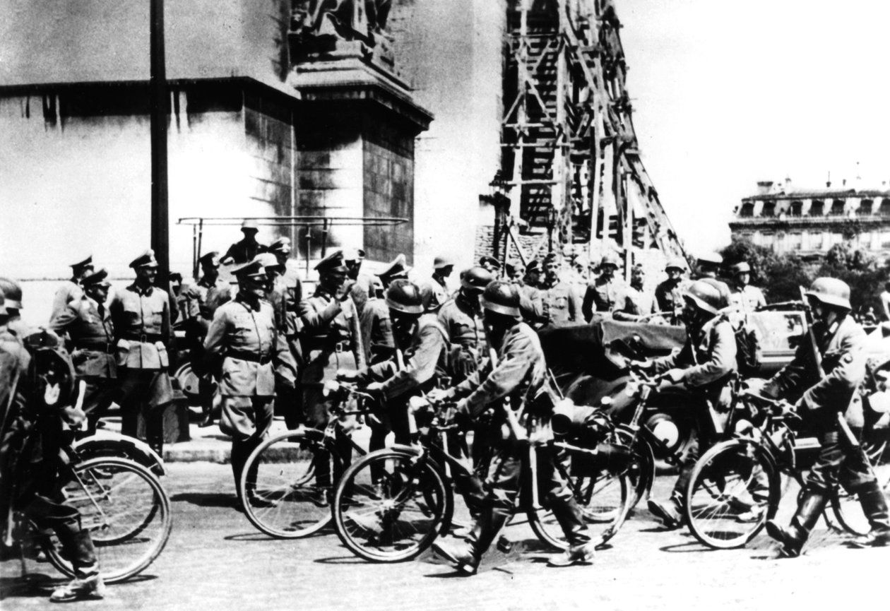 Tyske soldater marsjerte forbi Triumfbuen, Paris, 14. juni 1940 av Unbekannt