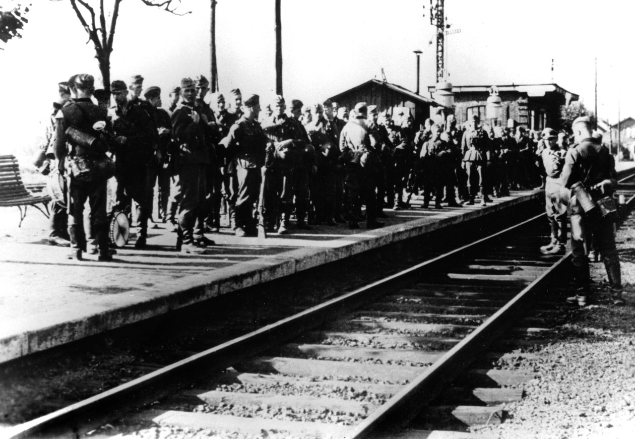 Tyske soldater på en jernbaneplattform som venter på transport, Paris, august 1940 av Unbekannt