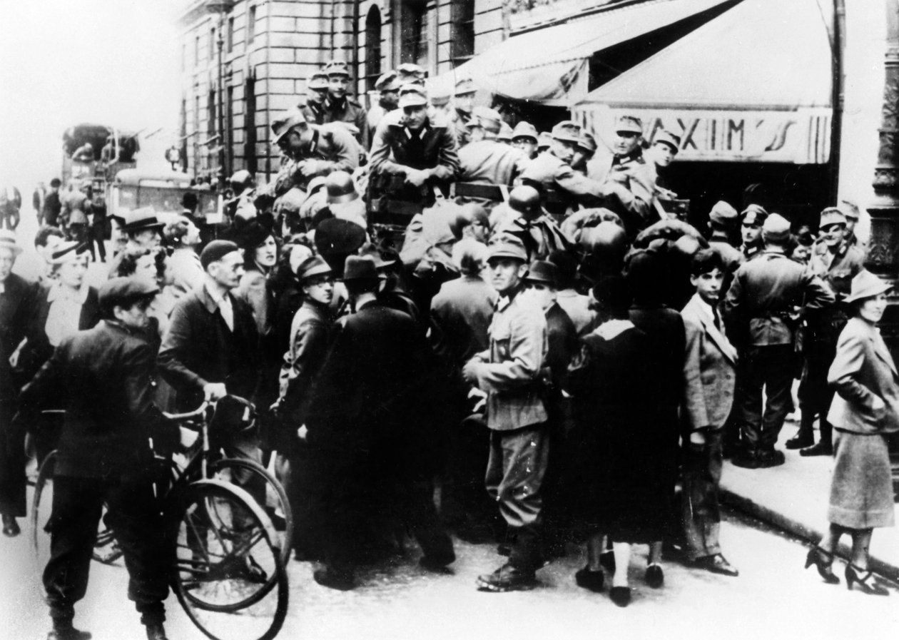 Tyske soldater utenfor Maxims restaurant, Paris, juli 1940 av Unbekannt