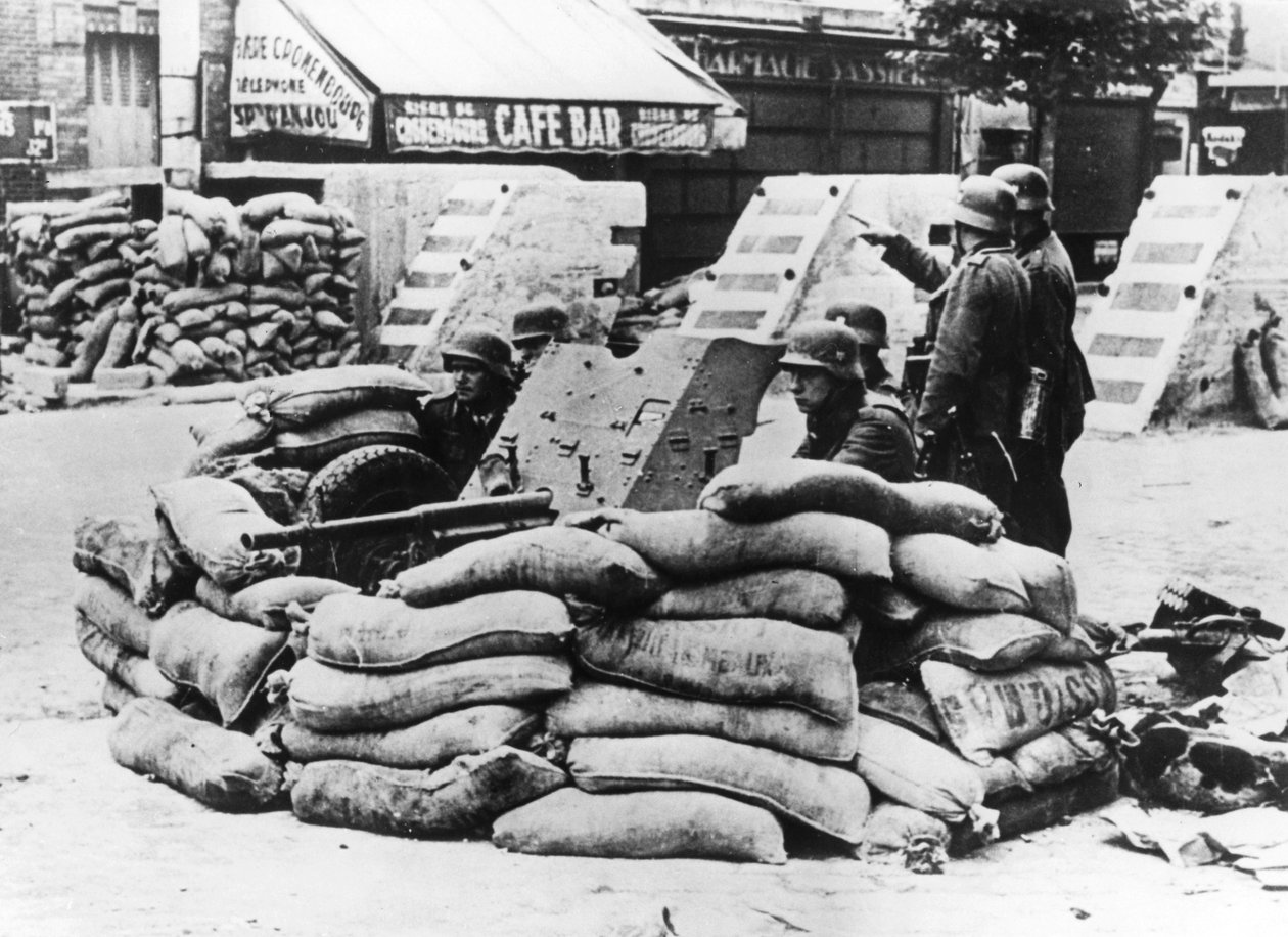 Tyske soldater med fanget fransk barrikade, nær Paris, juni 1940 av Unbekannt