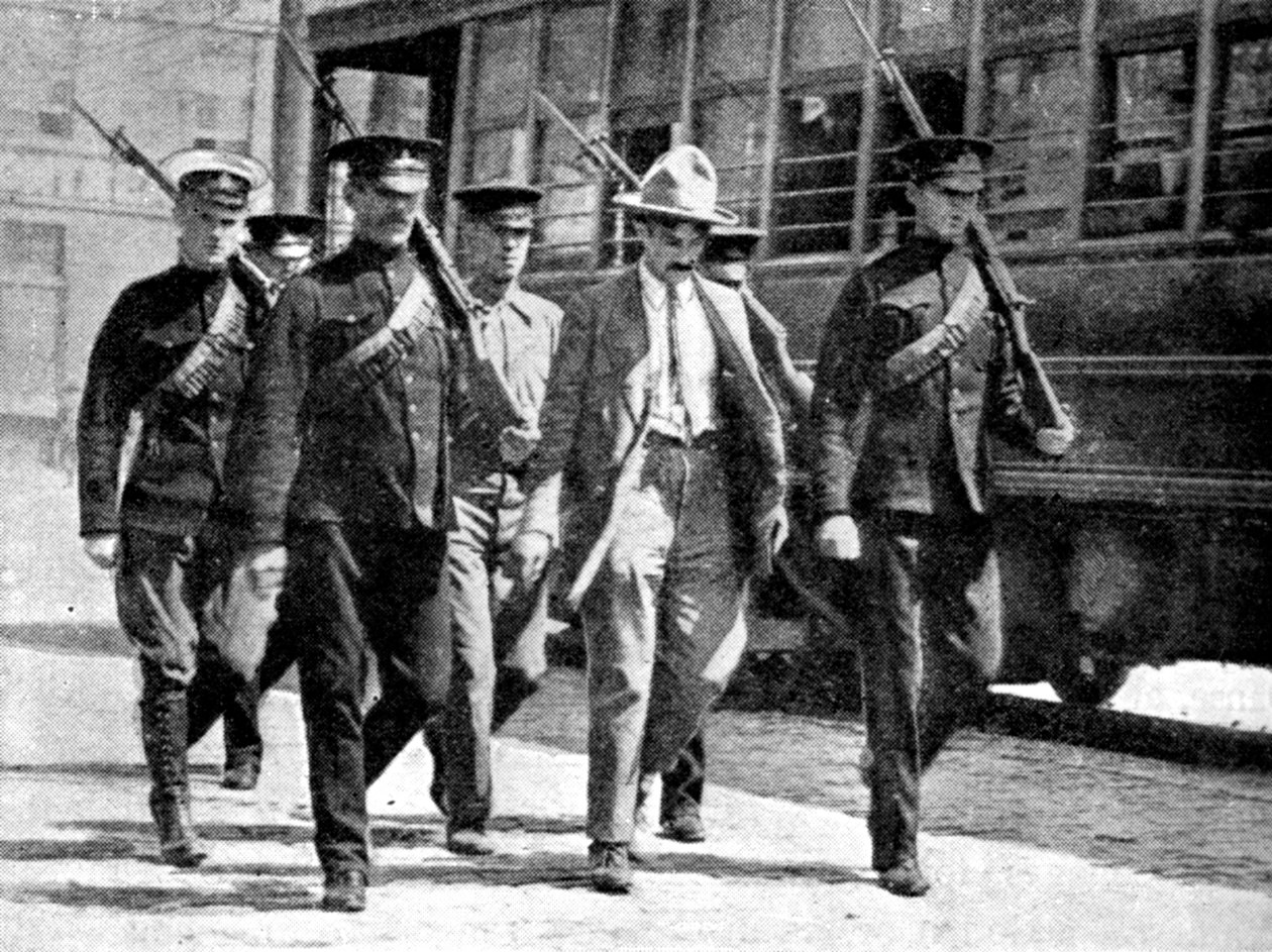 Tysk spion eskortert til militærfengsel av kanadiske myndigheter, første verdenskrig, 1914 av Unbekannt