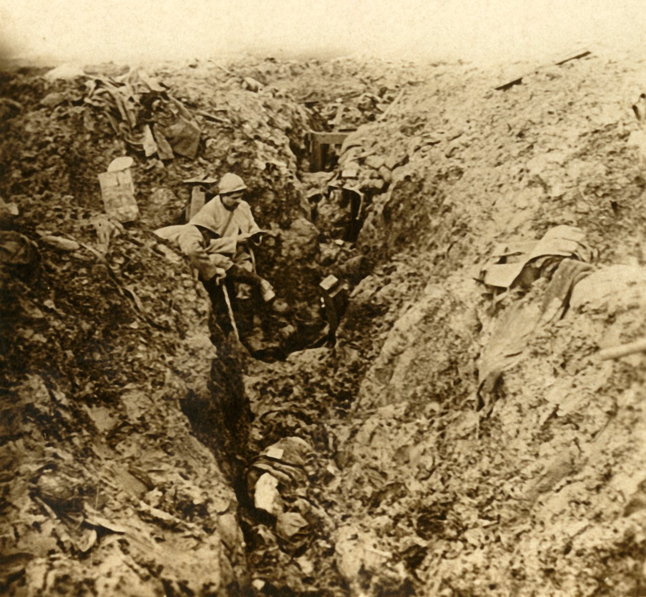 Tyske skyttergraver ødelagt av beskytning, Verdun, Nord-Frankrike, c1914-c1918 av Unbekannt