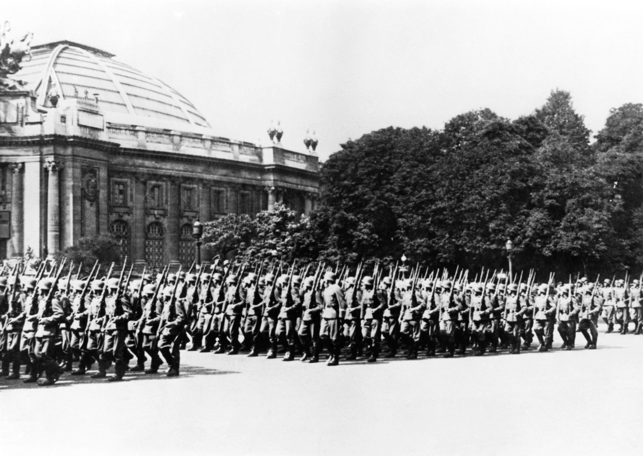 Tyske tropper paraderer foran den tyske kommandanten i Paris, 8. juli 1941 av Unbekannt