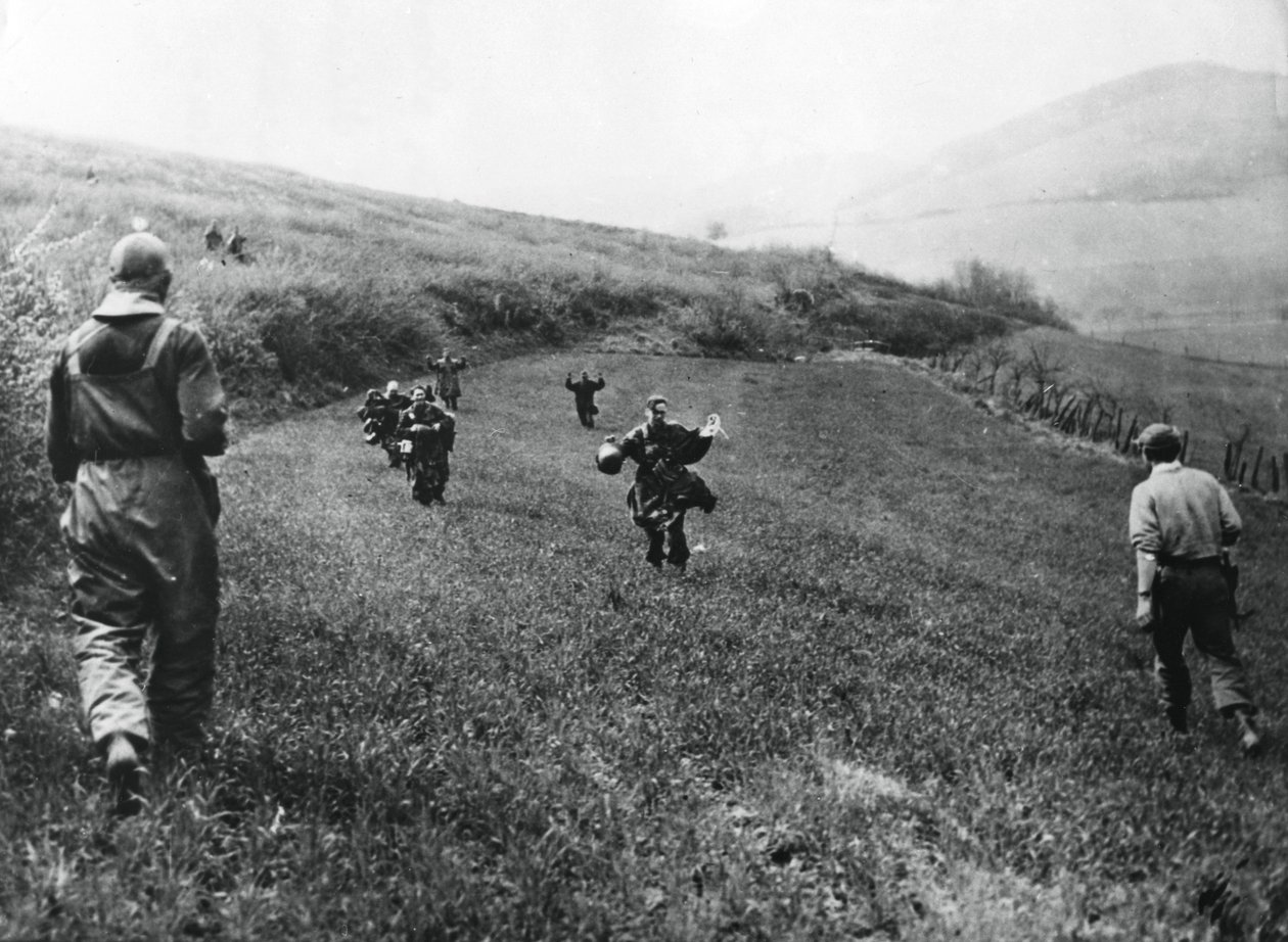 Tyske tropper overga seg til soldater fra den amerikanske 1. armé, nær Elsborn, Tyskland, april 1945 av Unbekannt