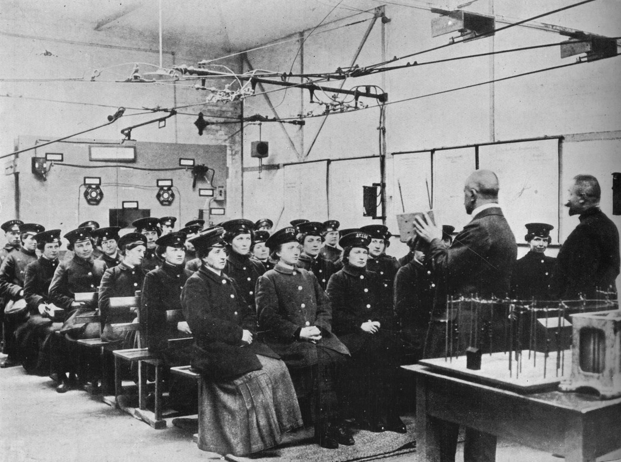 Tyske kvinner ble utdannet som sporveisarbeidere i Berlin, 1915 av Unbekannt