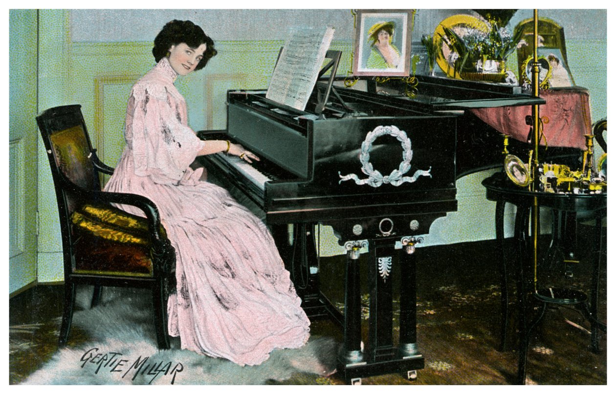Gertie Millar, britisk skuespillerinne og sanger, spiller piano, c1890-1909 av Unbekannt