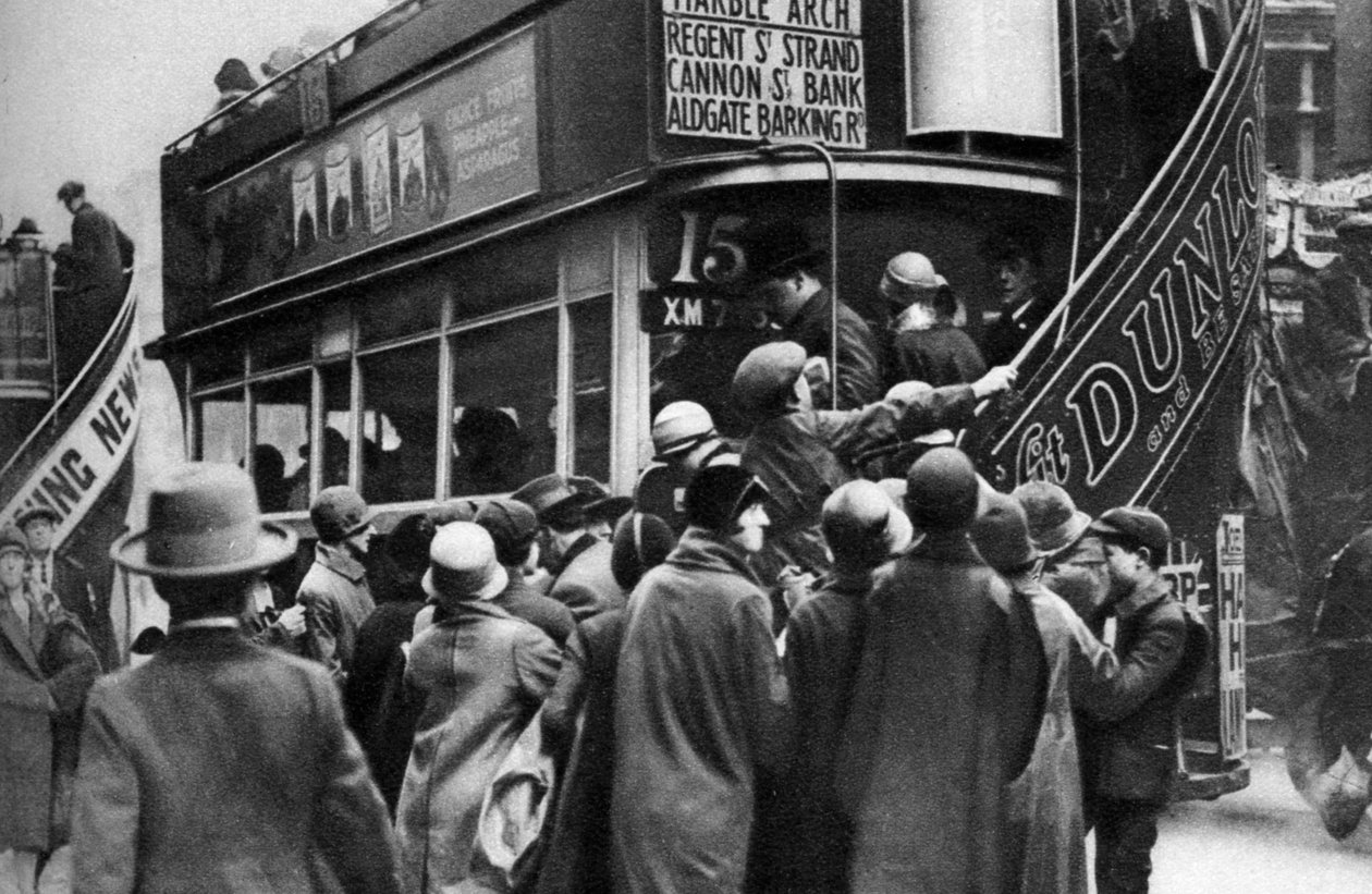 Å sette seg på en buss i Ludgate Hill, London, 1926-1927 av Unbekannt