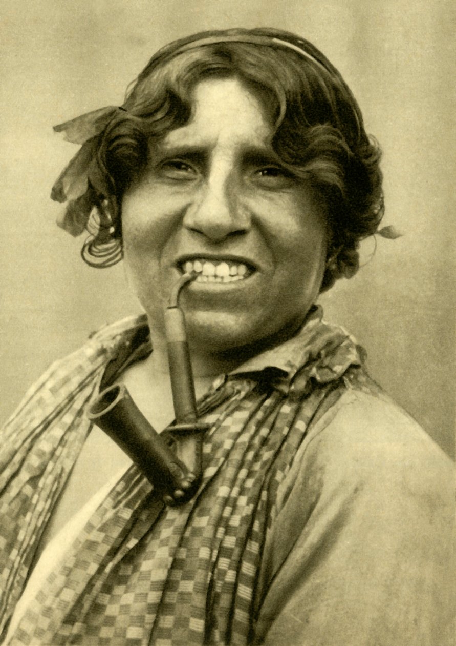Sigøynerkvinne som røyker pipe, Burgenland, Østerrike, c1935. av Unbekannt