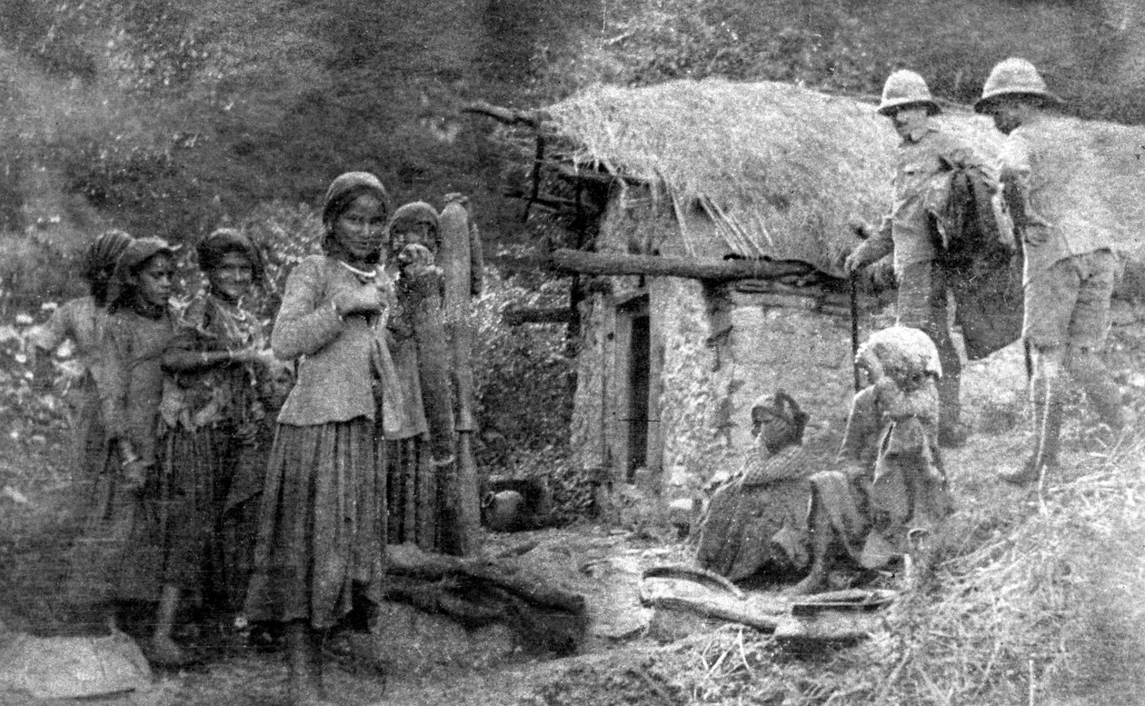 Jenter og britiske soldater, Chakrata-åsene, India, 1917 av Unbekannt