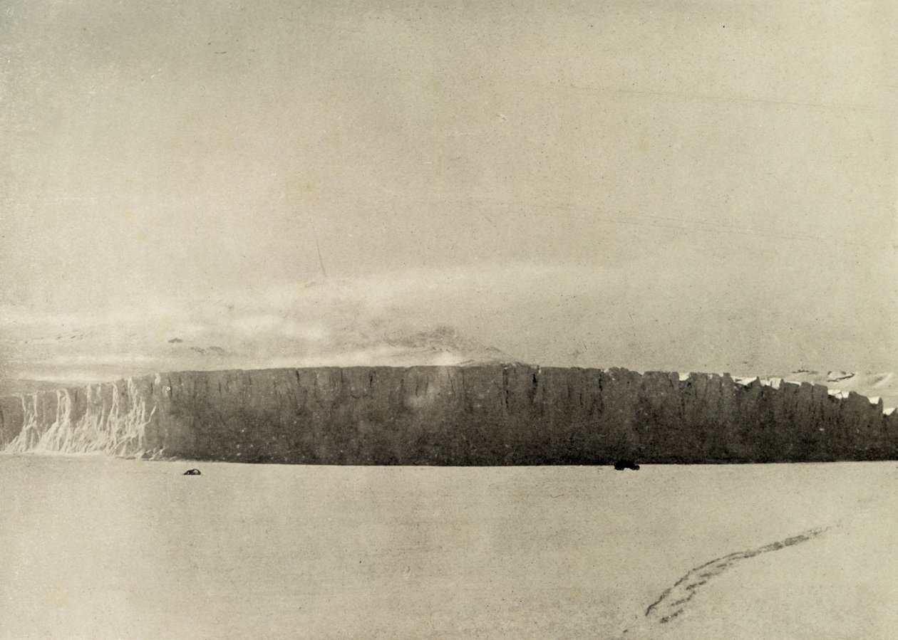 Isbre sør for Cape Barne, med motor som reiser på havisen, c1908, 1909. av Unbekannt