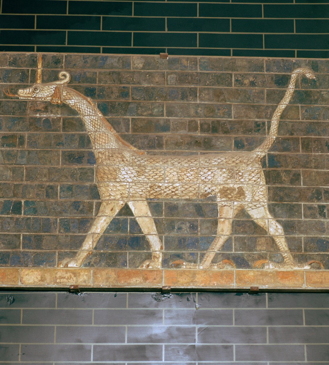 Glasert mursteinrelieff av en mushrushu på Ishtar-porten, 7. århundre f.Kr av Unbekannt