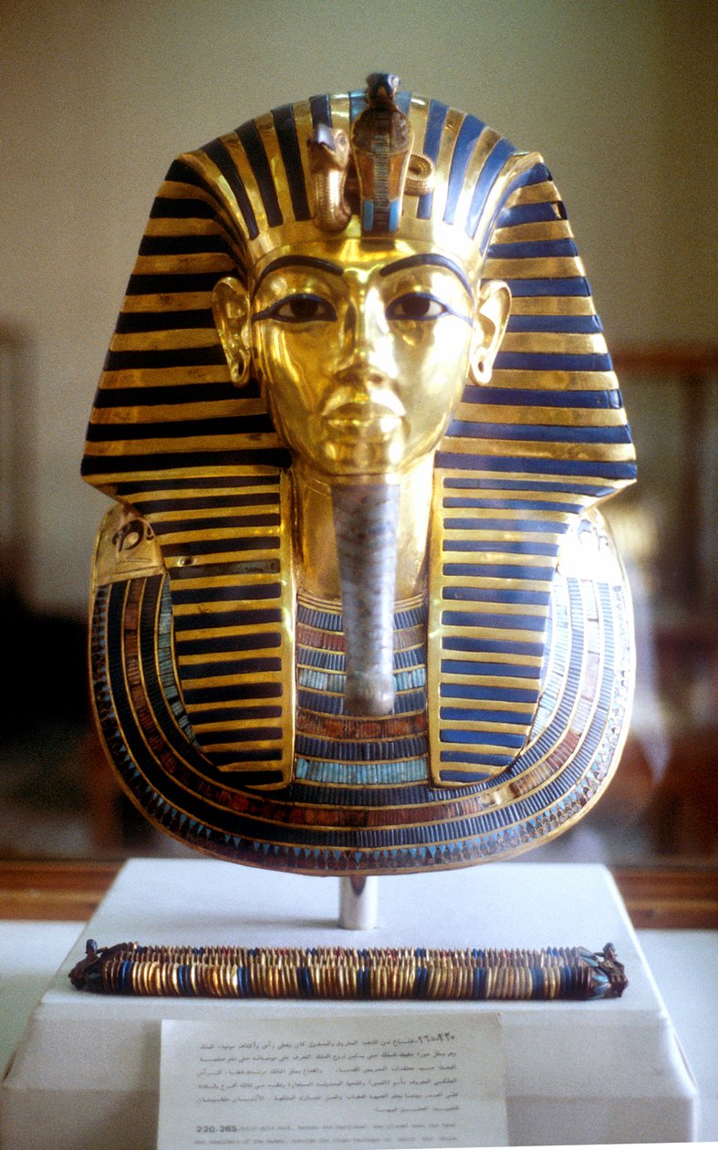 Gull og lapis lazuli begravelsesmaske til Tutankhamun, konge av Egypt, midten av 1300-tallet f.Kr. av Unbekannt