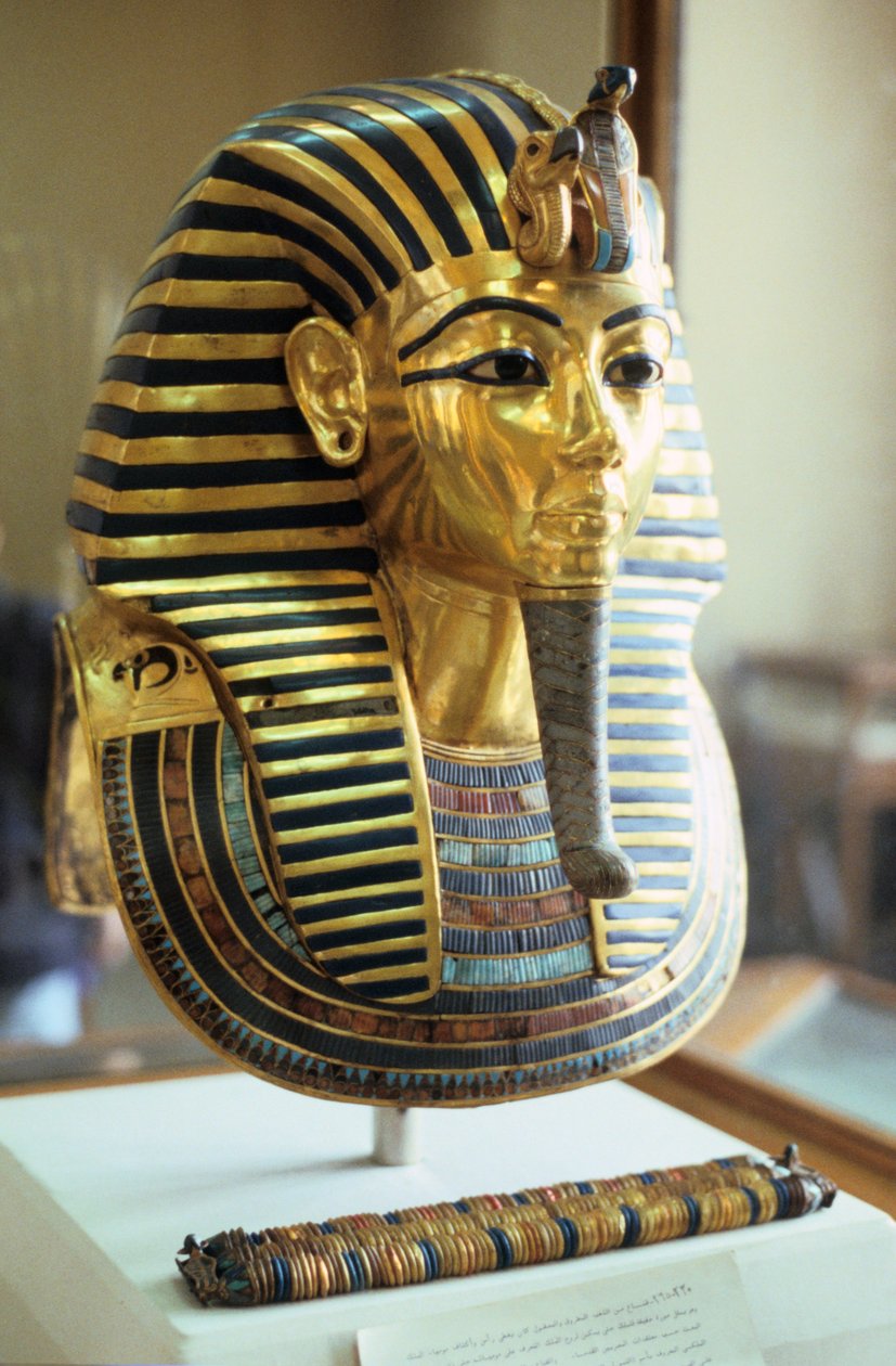 Gull og lapis lazuli begravelsesmaske til Tutankhamon, konge av Egypt, c1323 f.Kr. av Unbekannt