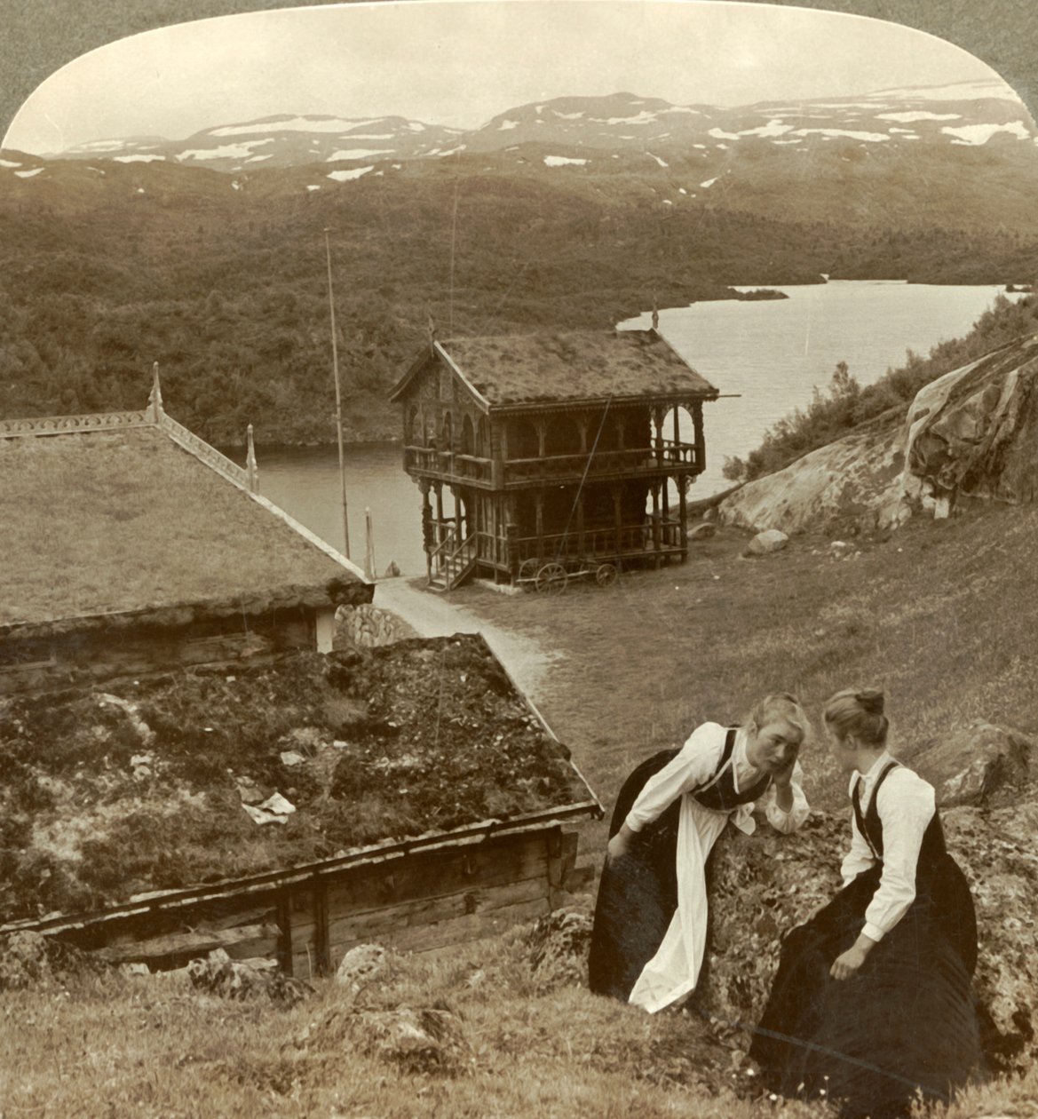 Sladder på et vertshus ved Botten, med utsikt over Voxli-sjøen - utsikt mot Haukeli-fjellet, Norge, av Unbekannt