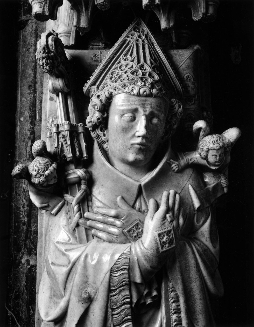 Gotisk kunst: Eveque Hugues de Chatillon (død 1352), marmorskulptur tilskrevet Mesteren av Rieux (aktiv rundt 1330-1350), detalj av hodet og hendene hans. Cathedrale Notre Dame, Saint Bertrand de Comminges (Haute Garonne). av Unbekannt