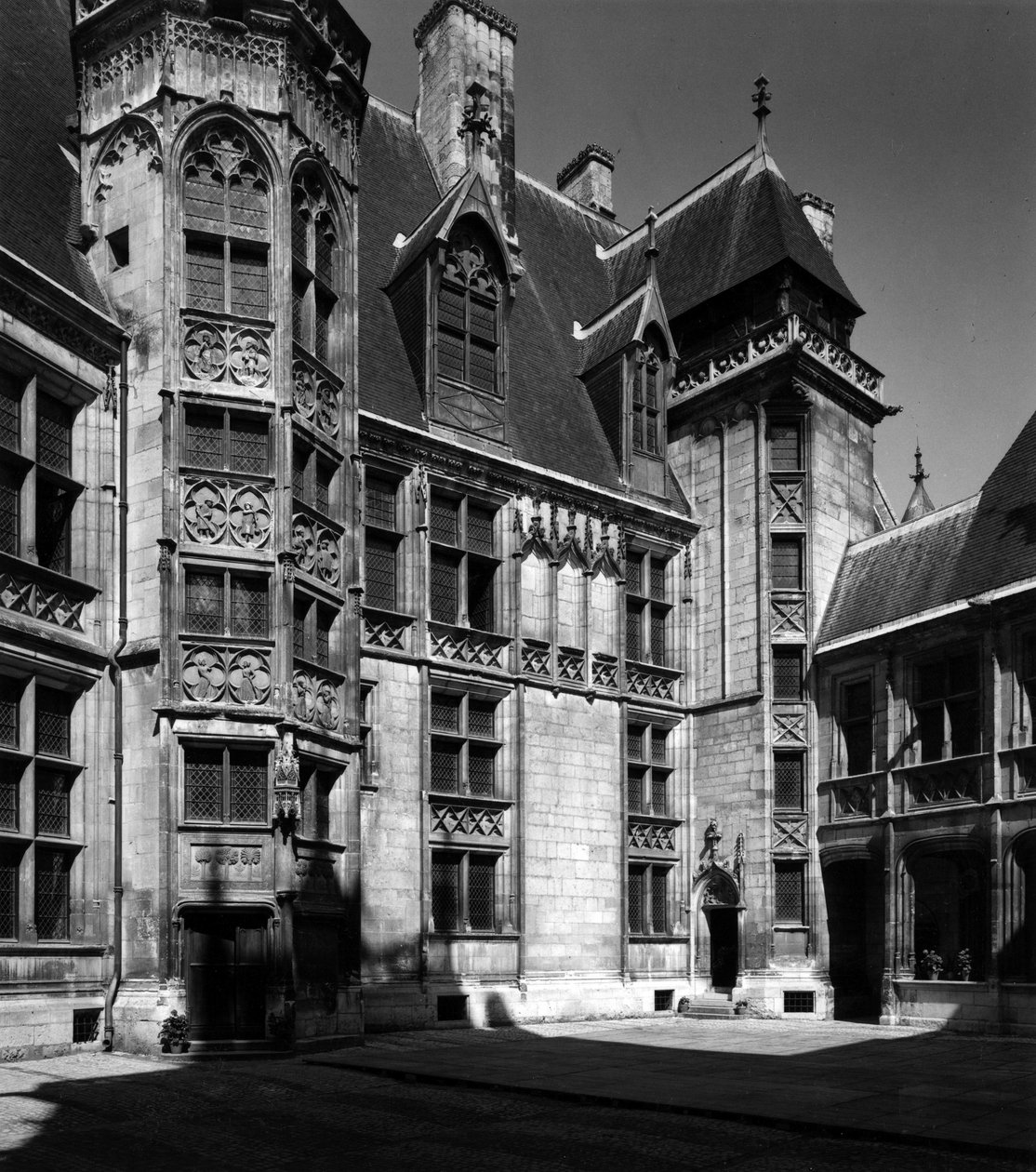 Gotisk arkitektur: fasade på den indre gårdsplassen til palasset til Jacques Coeur (1395-1456), handelsmann av Bourges. av Unbekannt