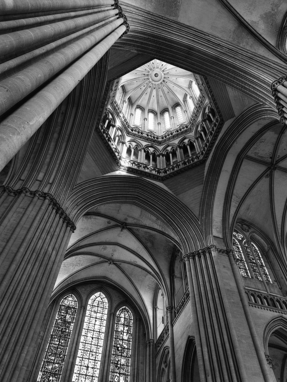 Gotisk kunst: kryssing av tverrskipet og utsikt over lanternetårnet. 1250 Cathedrale Notre Dame de Coutances (Manche). av Unbekannt