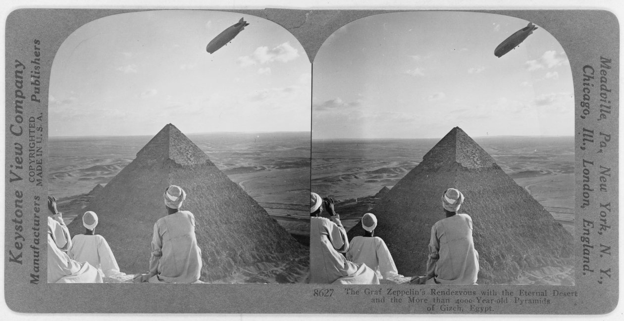 Graf Zeppelin over pyramidene i Giza, ca. 1930 (stereograf) av Unbekannt