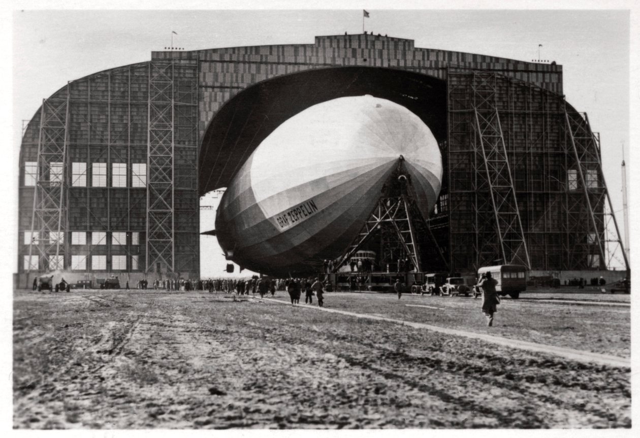 Graf Zeppelin festet til den mobile ankermasten, Lakehurst, New Jersey, USA, 1930, 1933 av Unbekannt