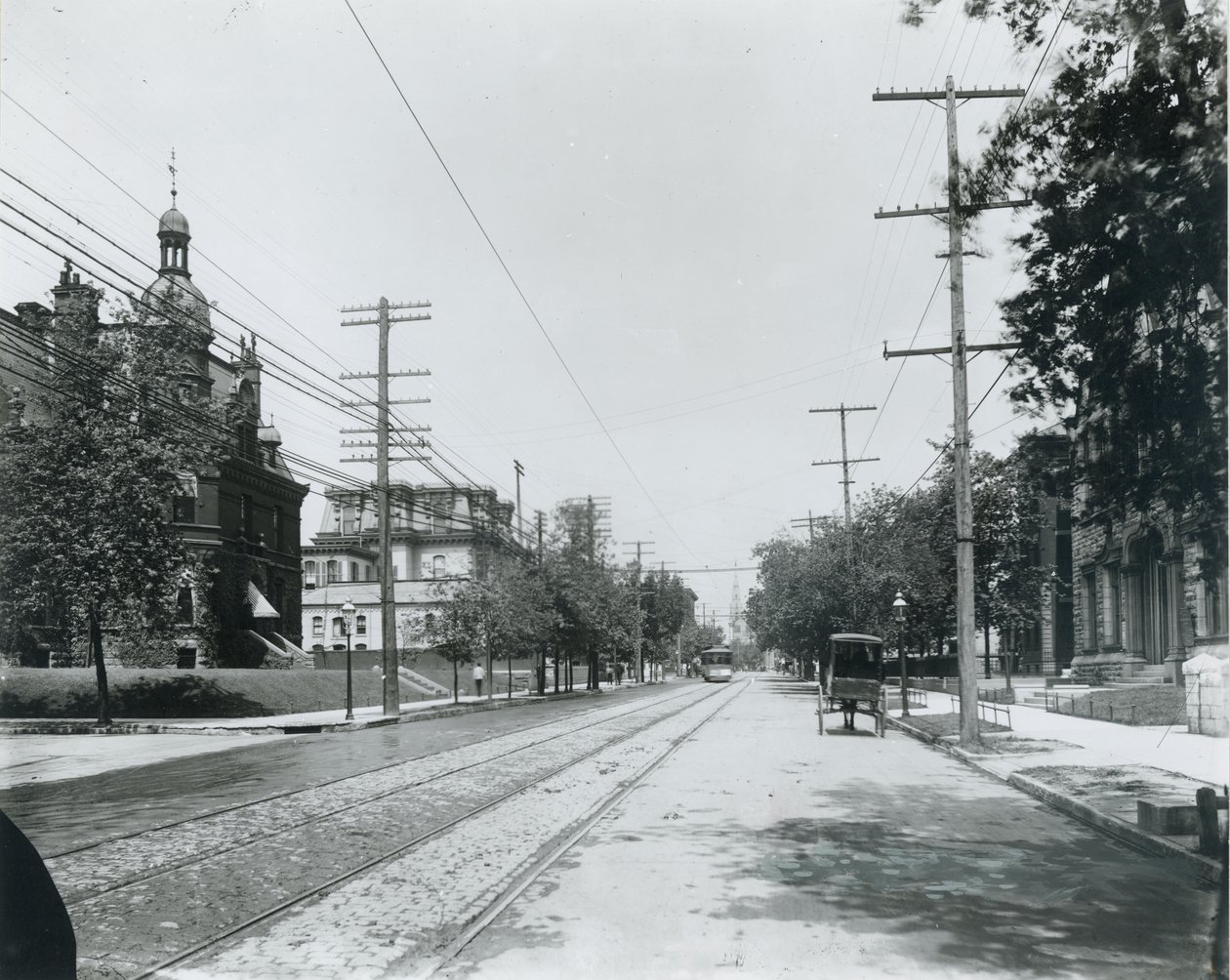 Grand Avenue nord fra Washington Avenue. Tredje baptistkirke til høyre. University Club til venstre, tidligere residens til George W. Allen. av Unbekannt