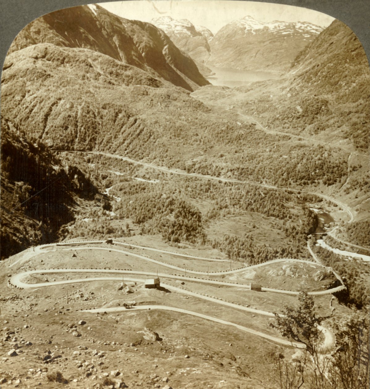Flotte sikksakk-sløyfer av vei som går ned fra Dyreskardpasset - vestover til Roldalsjøen, Norge, ca 1905. av Unbekannt