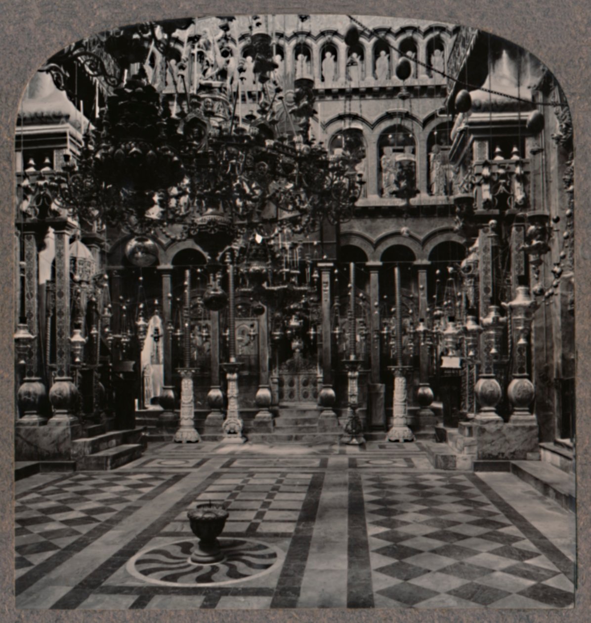 Gresk katedral i Den hellige gravs kirke, Jerusalem, ca 1900 av Unbekannt