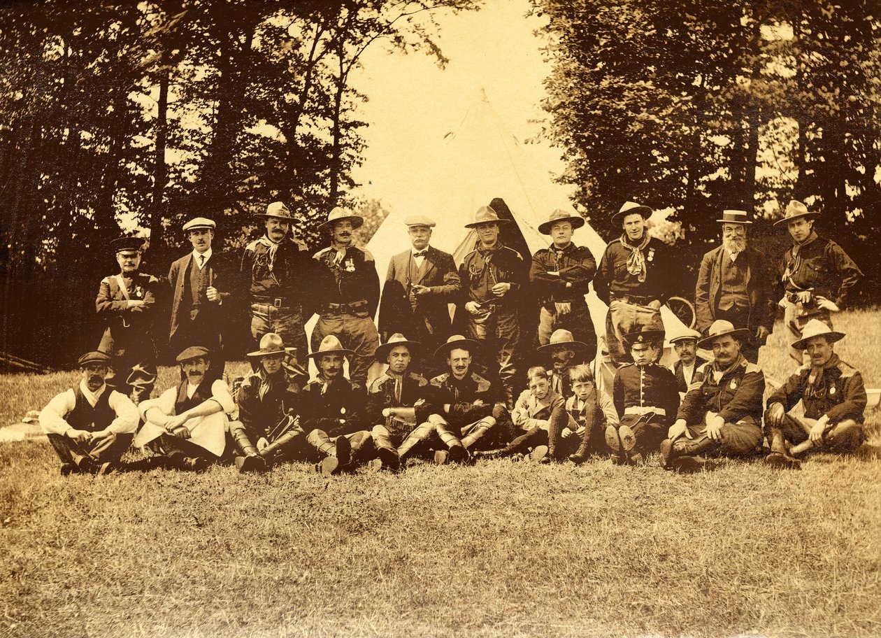Gruppe menn i uniform foran en tipi, Buckinghamshire, 1913. av Unbekannt