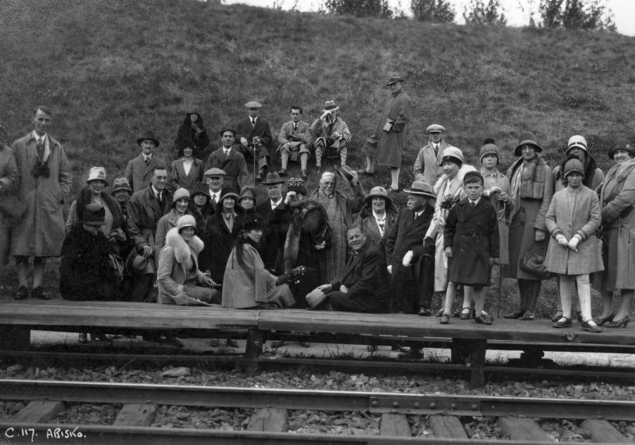 Gruppe turister på en jernbaneplattform, Abisko, Nord-Sverige, 1929 av Unbekannt