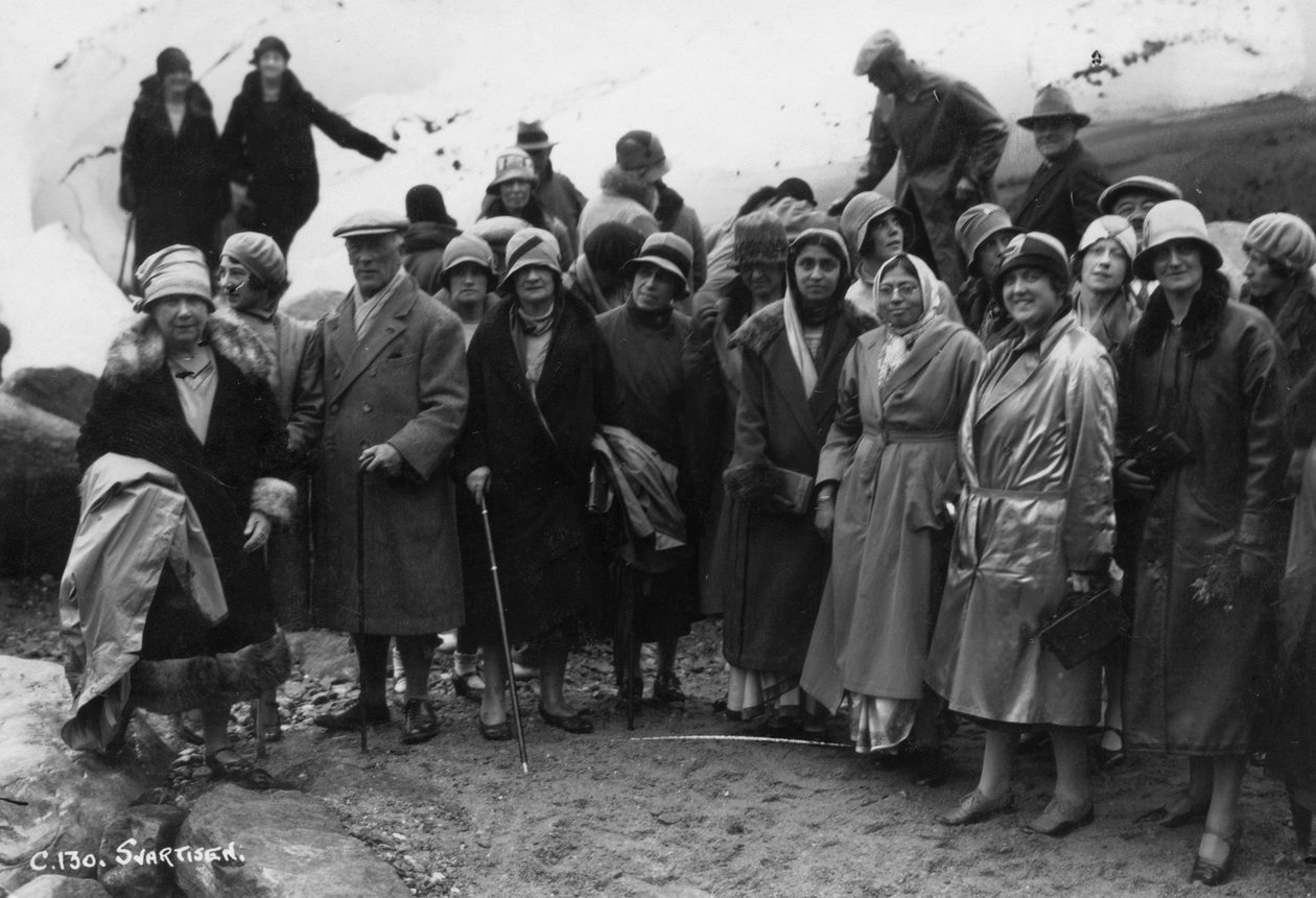 Gruppe turister på besøk i Svartisen, Nord-Norge, 1929 av Unbekannt