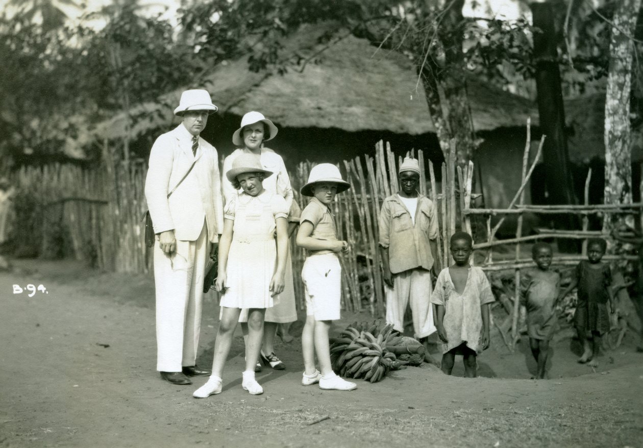 Gruppeportrett av europeere og lokalbefolkning, Sierra Leone, 1900-tallet av Unbekannt