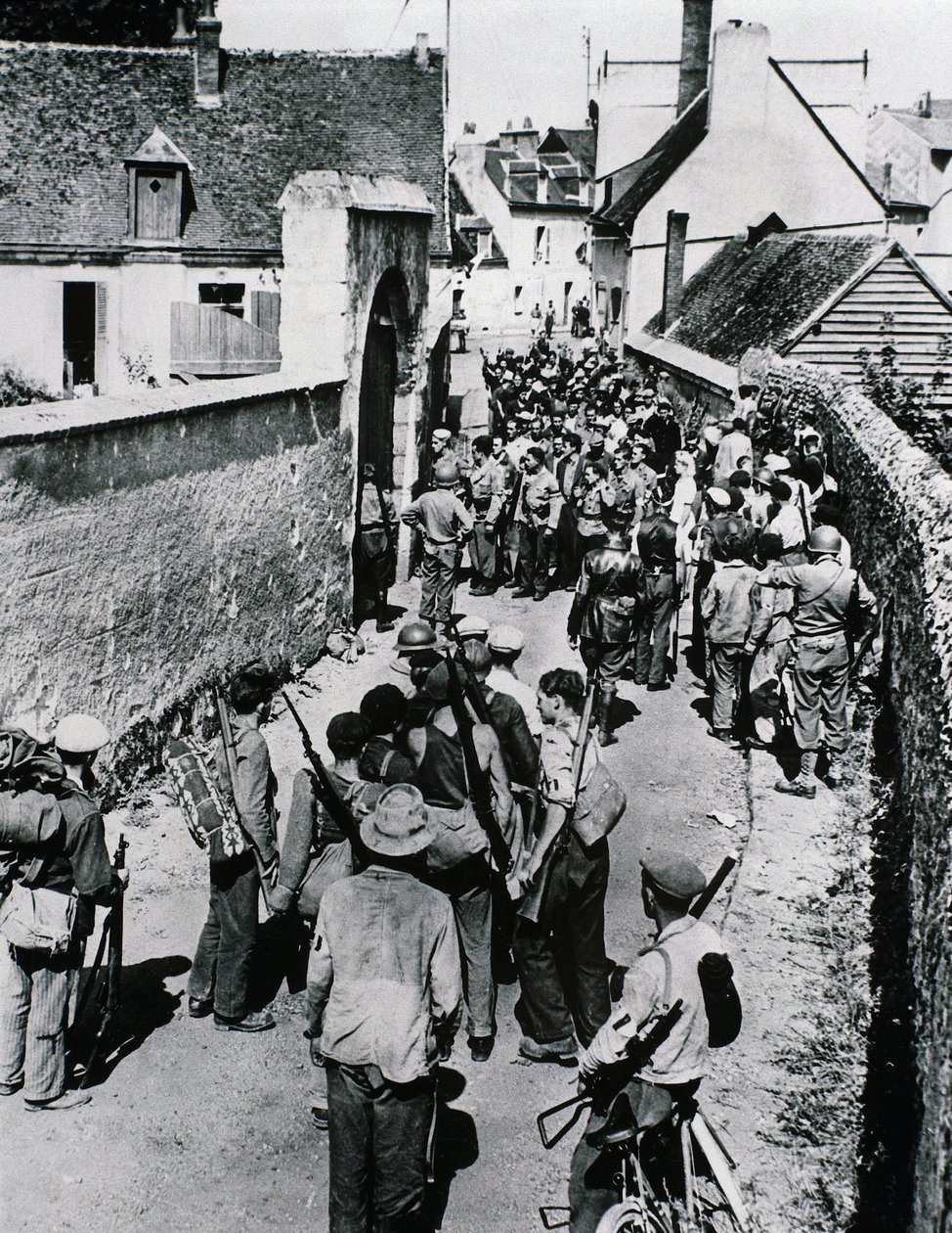 Grupper av franske motstandskjempere venter på utdeling av våpen i et hus, juli 1944 (s/hvitt-bilde) av Unbekannt