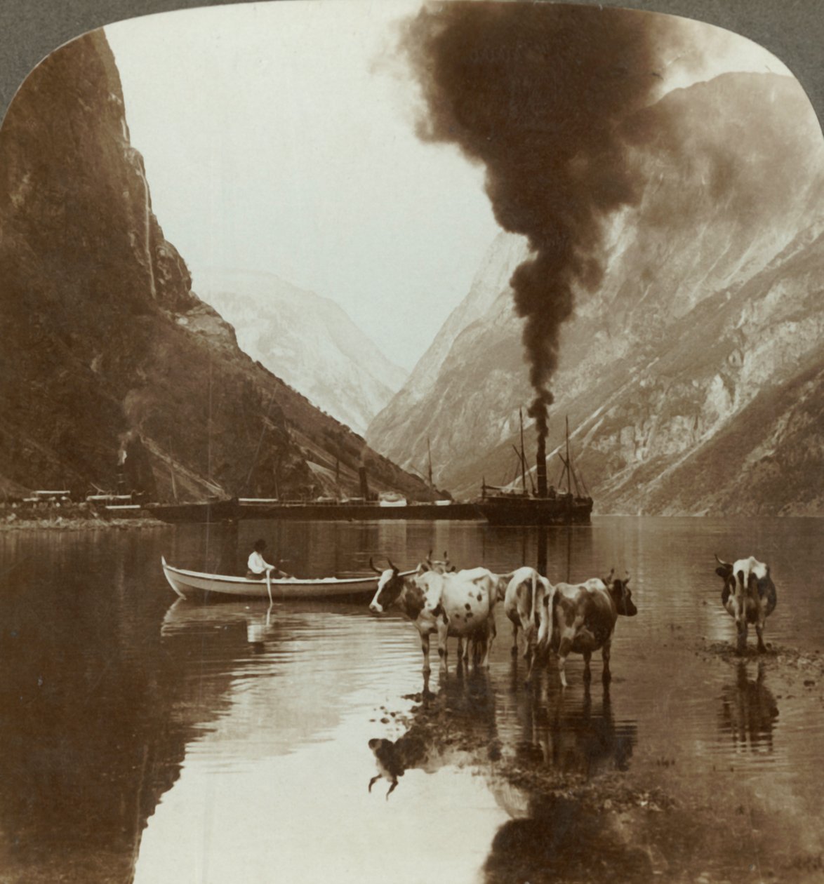 Gudvangens utsikt over Nærfjorden hvor havet når langt inn blant fjellene, Norge, av Unbekannt