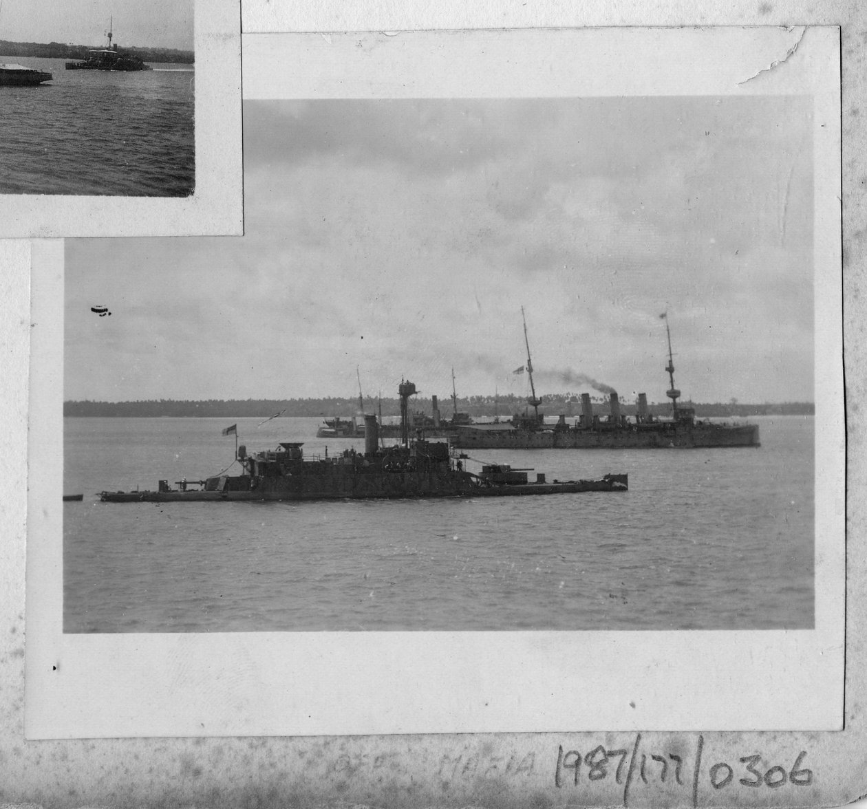 HMS Mersey utenfor Mafia Island, den tanzaniske Zanzibar-øygruppen av Unbekannt