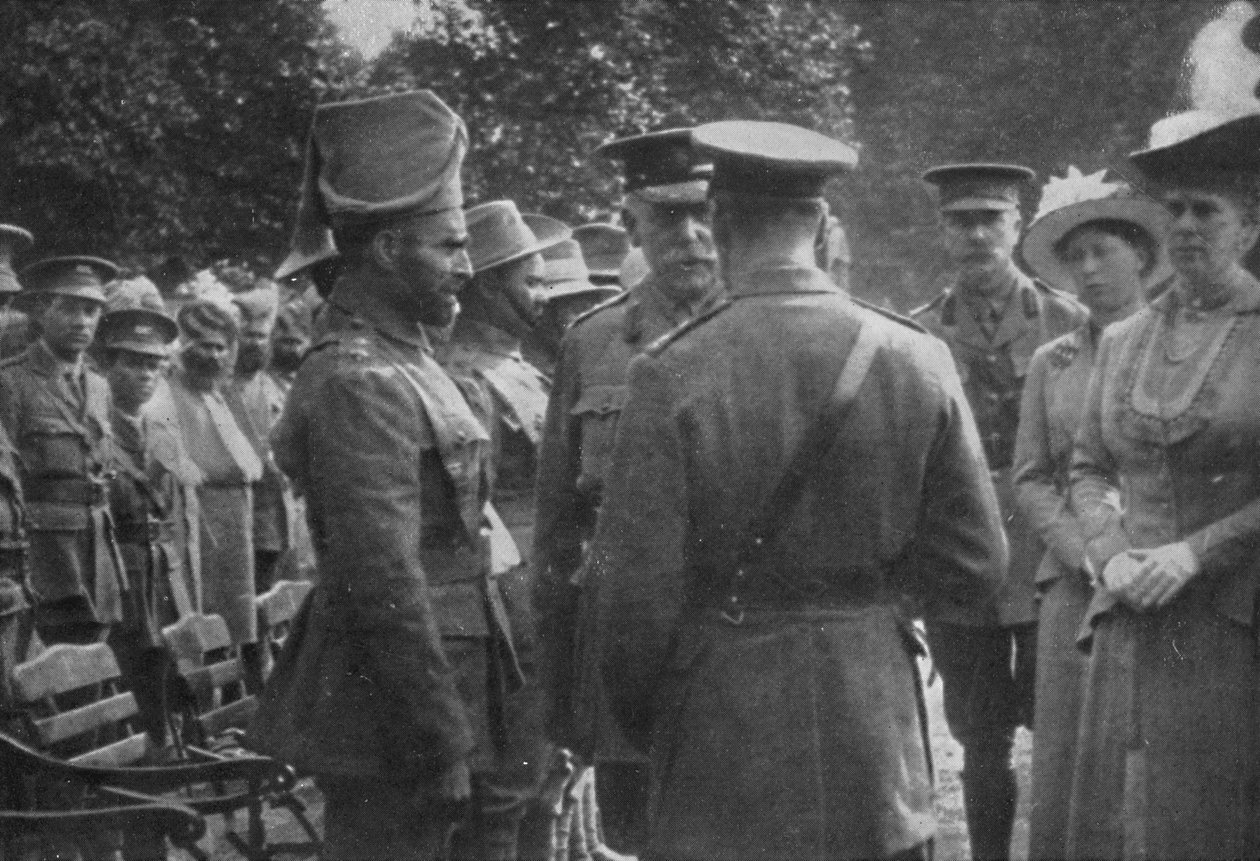H.M. Kong George V snakker med Sir Walter Lawrence og Mir Dast, V.C., 25. august 1915, 1939 av Unbekannt