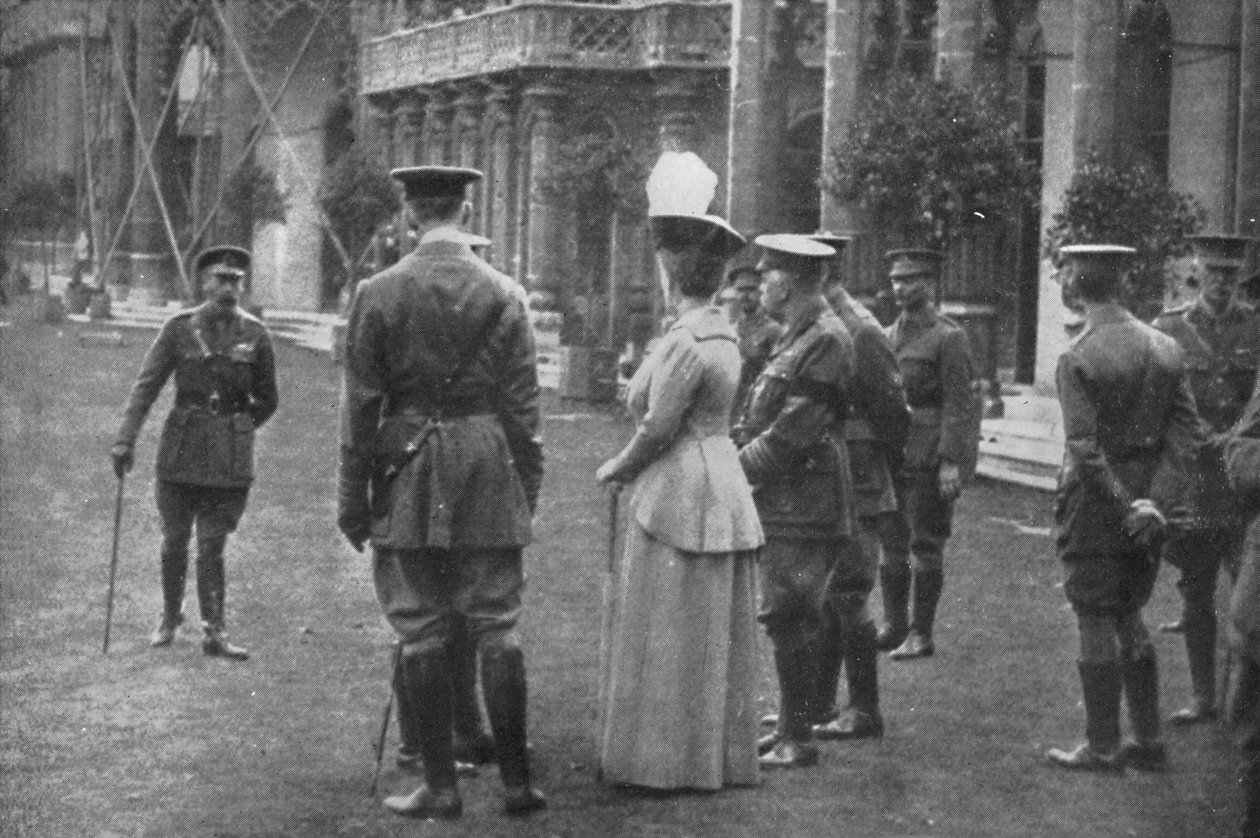 H.M. Kong George V og dronning Mary på de østlige plenene, 25. august 1915, 1939 av Unbekannt