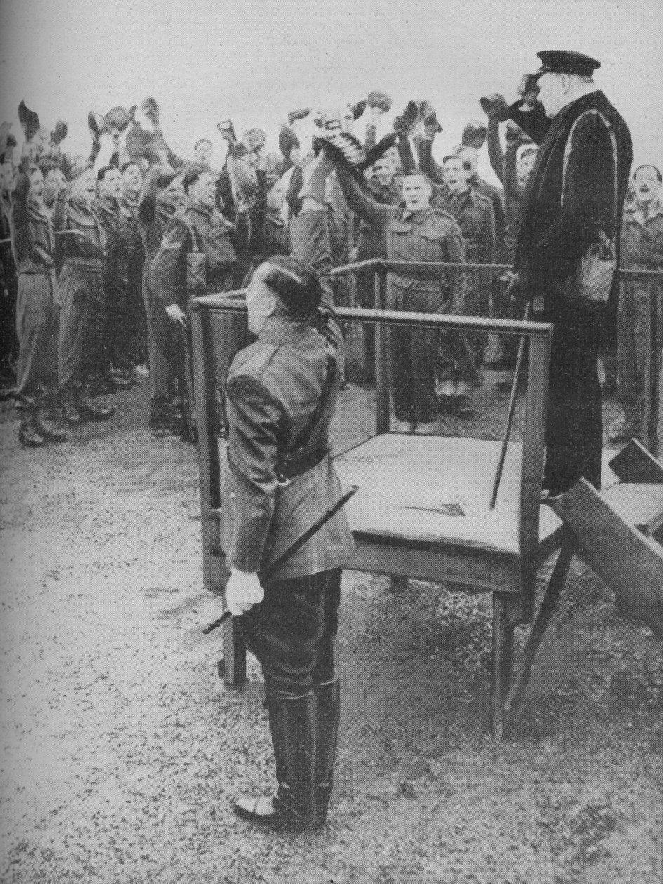 Hyllet av de nye mennene fra hans gamle regiment, 1941. av Unbekannt