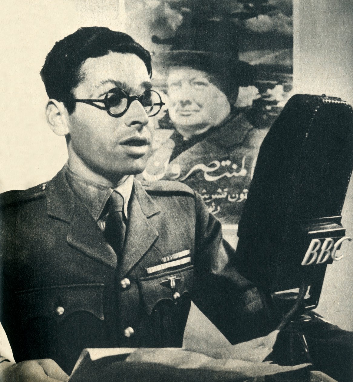 Han leser nyhetene på marokkansk arabisk. Et medlem av den stridende franske hæren, 1942. av Unbekannt