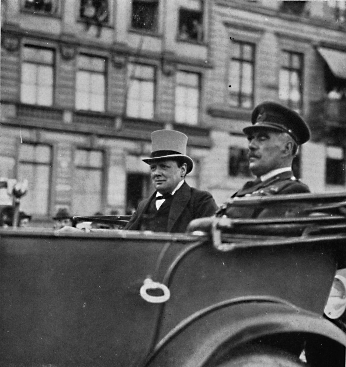 Han dro til Köln til hovedkvarteret til den britiske okkupasjonshæren, c1919, 1945 av Unbekannt