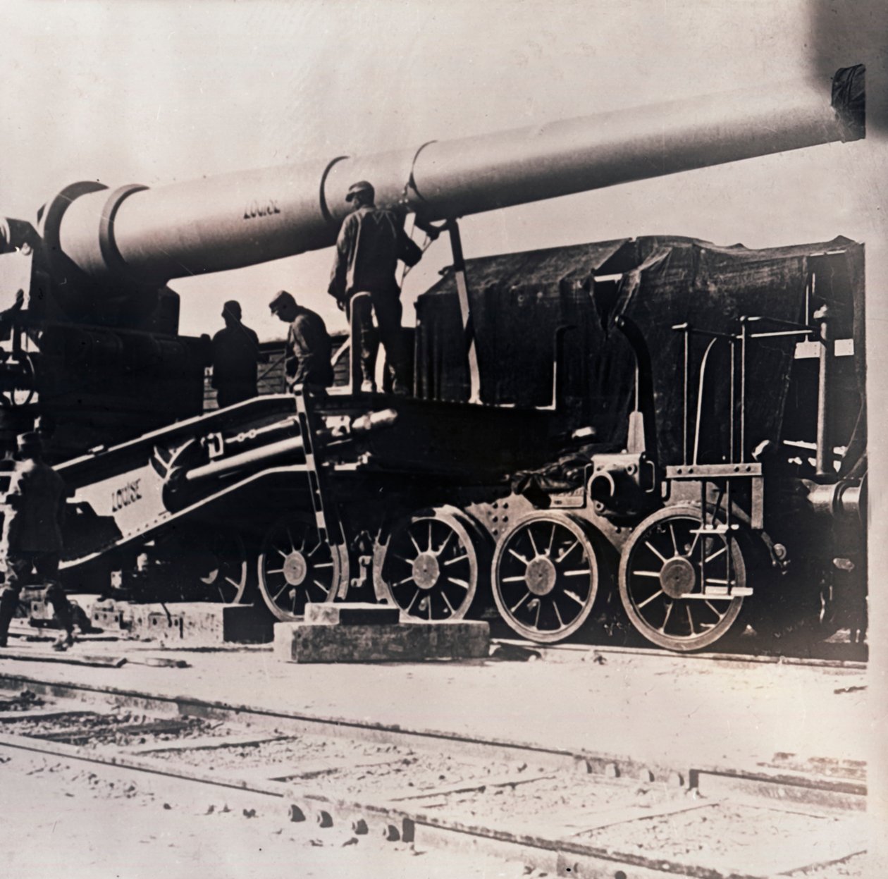 Tungt artilleri på et tog, c1914-c1918 av Unbekannt
