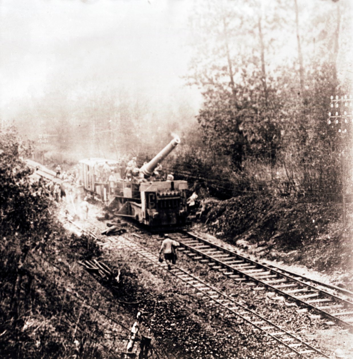 Tungt artilleri på jernbanespor, c1914-c1918 av Unbekannt
