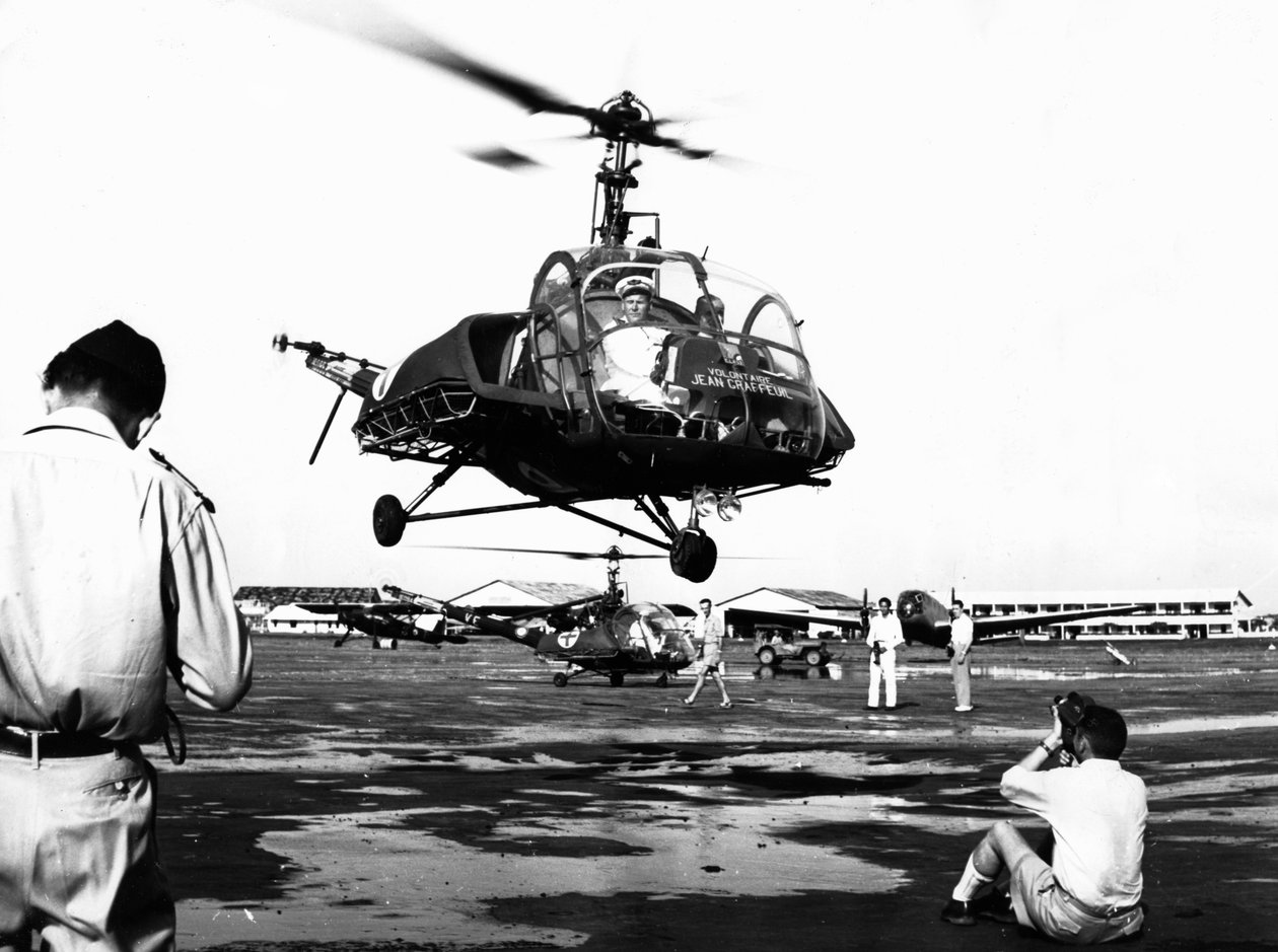 Helikopterlanding ved Tan Son Nhut flybase, Saigon, Vietnam, 1953 av Unbekannt