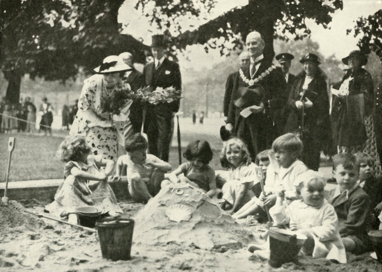 Hennes Majestet ..., på den nye lekeplassen på stedet til Old Foundling Hospital, 1936, 1937. av Unbekannt
