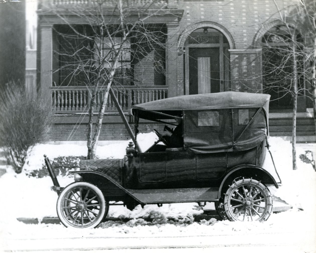 Hermann von Schrenk i en Ford fra 1916 foran huset hans på 4139 McPherson, St.Louis, Mo av Unbekannt