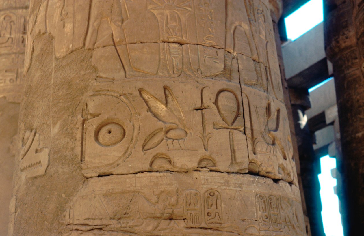 Hieroglyfer skåret på en søyle ved tempelet i Karnak, Egypt, ca. 1300-1200-tallet f.Kr. av Unbekannt