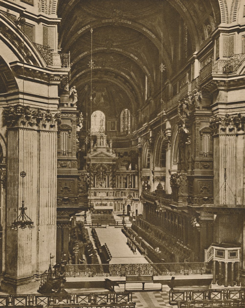 Høyalteret til St. Pauls sett ned i korets lange utsikt, c1935. av Unbekannt