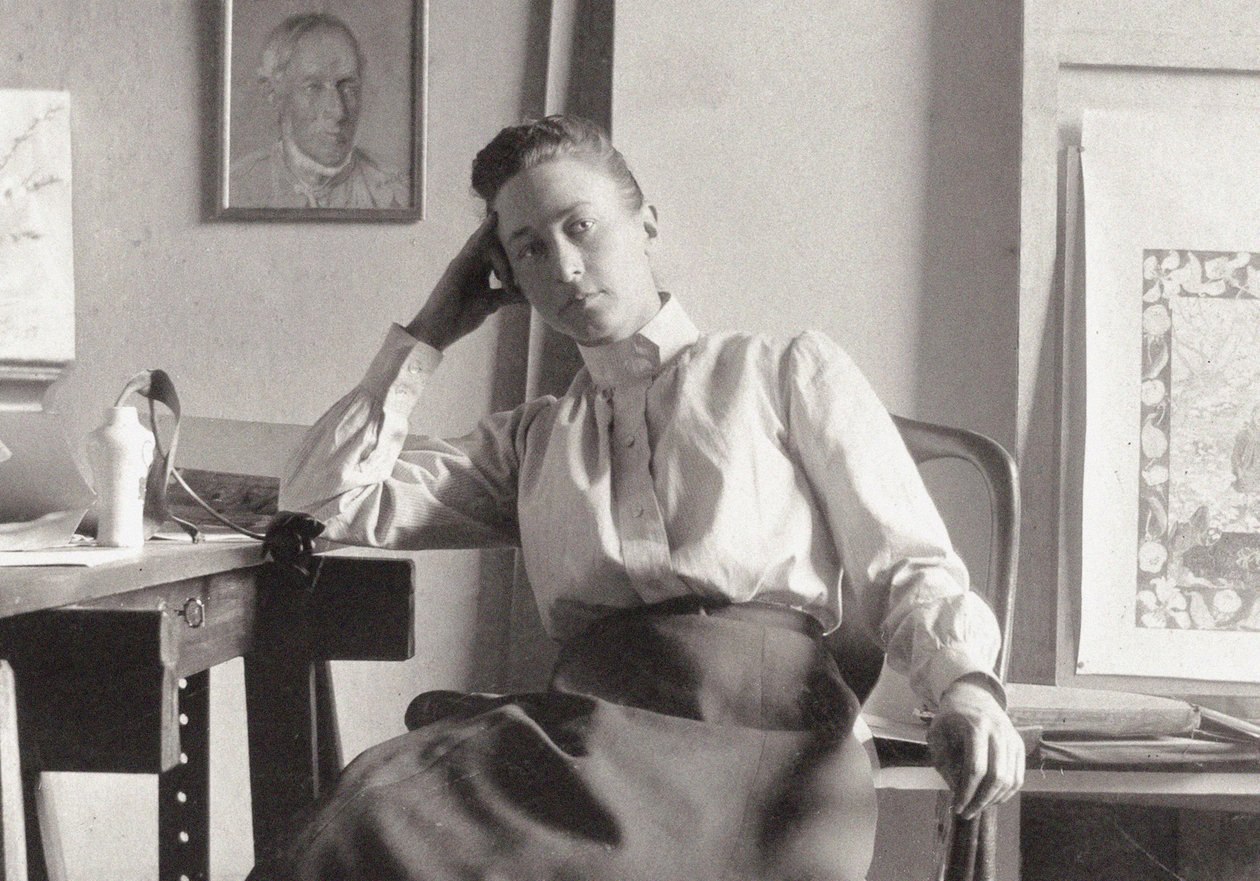 Hilma af Klint i sitt atelier på Hamngatan, Stockholm, ca. 1895. av Unbekannt
