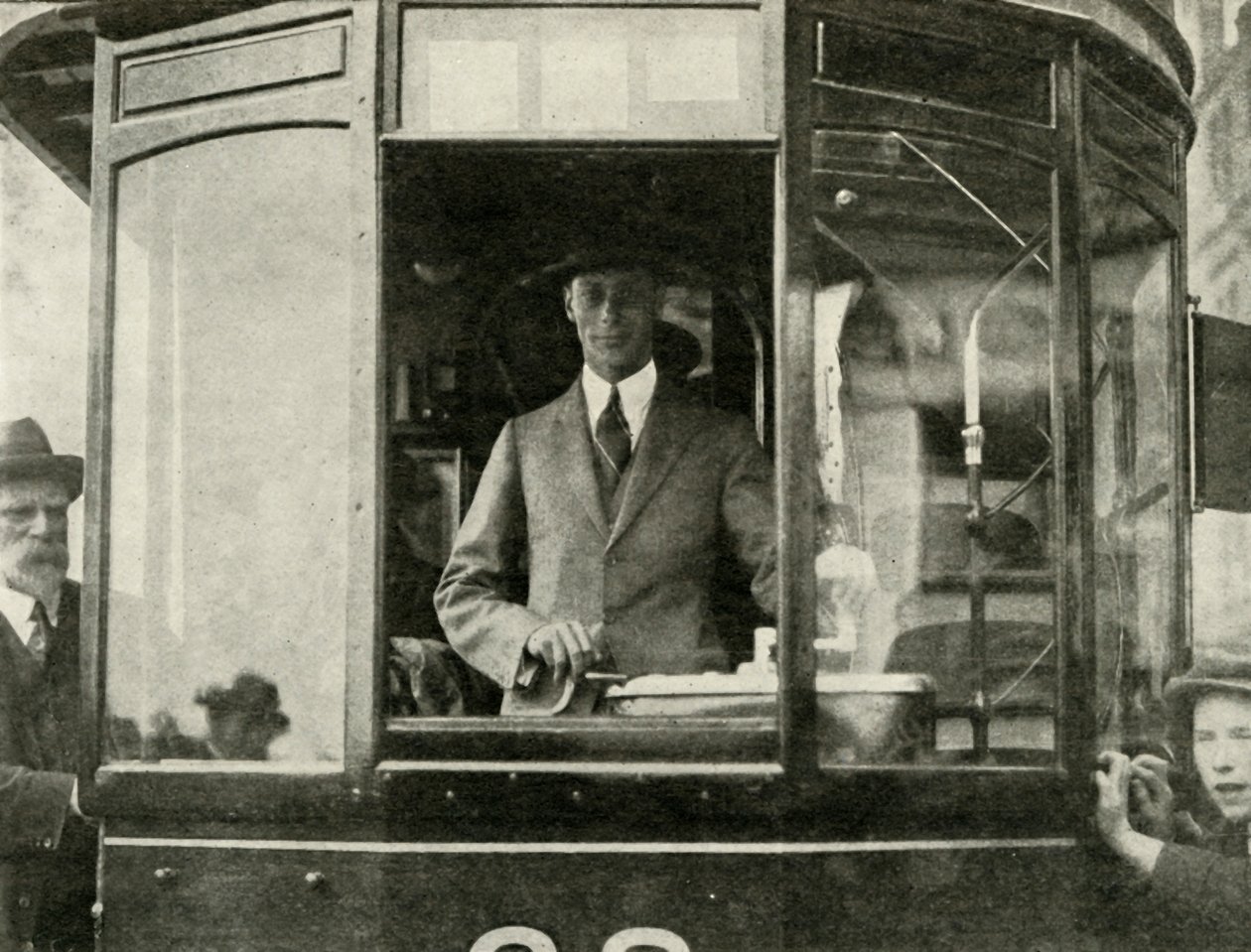 Hans Majestet kjører en trikk gjennom gatene i Glasgow ..., 1924, 1937. av Unbekannt